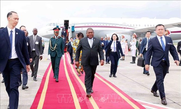 Mozambican President arrives in Hanoi, beginning official visit to Vietnam