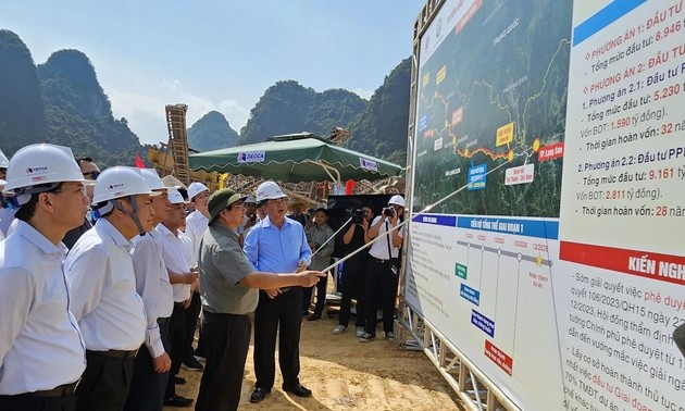 PM Pham Minh Chinh inspects implementation of Dong Dang - Tra Linh expressway project