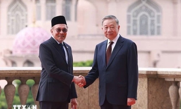 Malaysian PM hosts welcome ceremony for Vietnamese Party chief