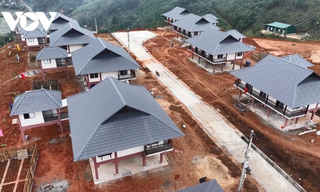 Lang Nu residents move to new resettlement homes