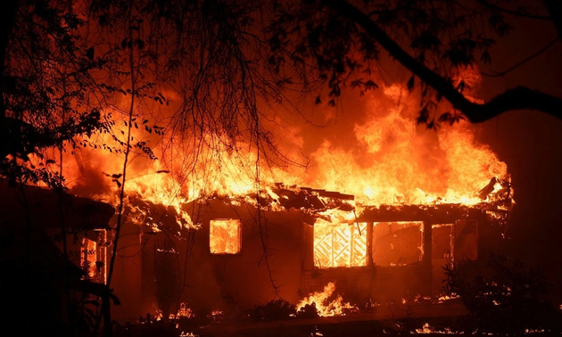 California wildfires leave 10 dead, destroy 10,000 homes