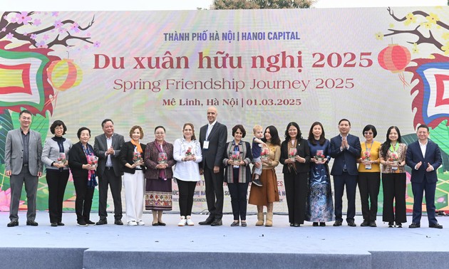 Foreign diplomats join spring friendship tour in Hanoi