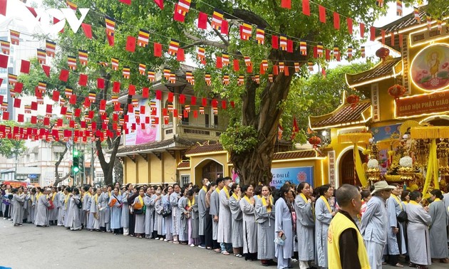 Massive crowds fill Hanoi in reverence of Buddha’s relics