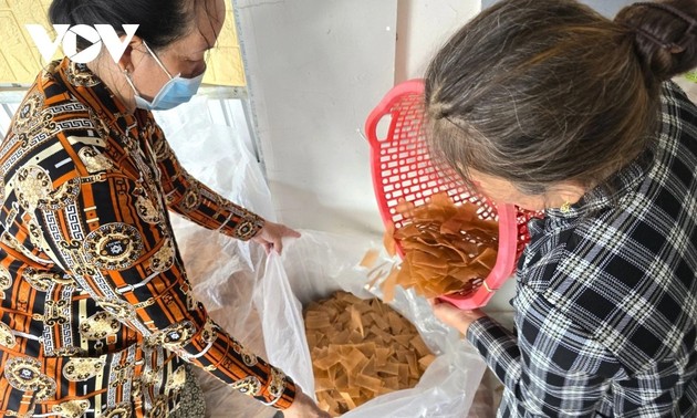 Nam Can shrimp cracker craft village bustles for Tet demand
