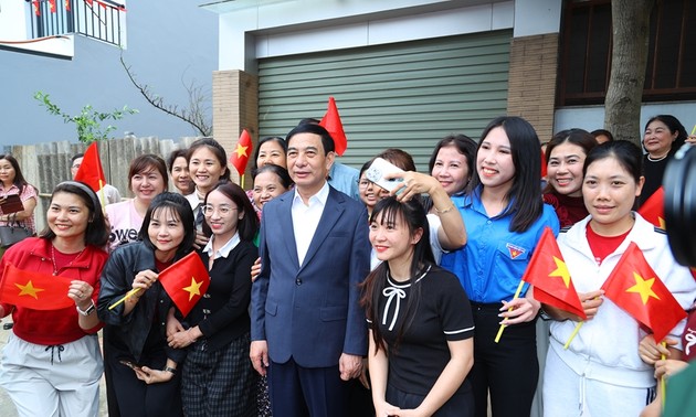 Defense Minister inspects election preparations in Thai Nguyen 