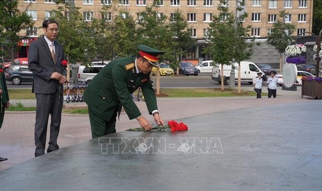 Đoàn Việt Nam tham gia Hội thao Quân sự quốc tế dâng hoa tại Tượng đài Chủ tịch Hồ Chí Minh ở Moscow