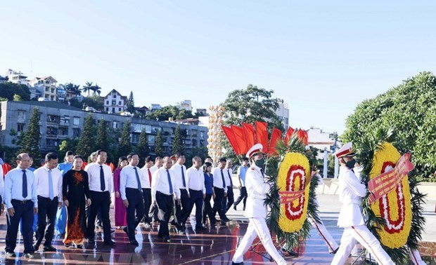 缅怀为祖国独立、自由和领土完整而永远倒下的历代英雄烈士