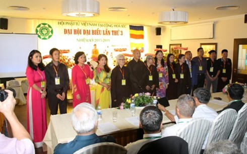 Vietnamese-Czech Buddhist followers turn toward their homeland