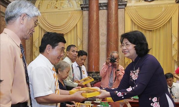 Vice President meets national contributors from An Giang 