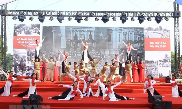 Emotional program marks Hanoi Liberation Day 