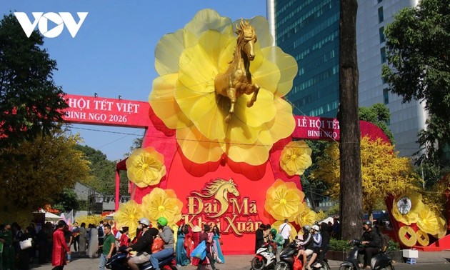 호찌민시 시민들의 이른 설맞이…매화 거리와 서예가 거리 북적