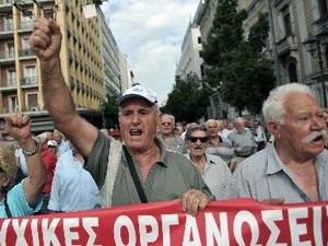 Griegos endurecen protesta contra recortes de gastos públicos