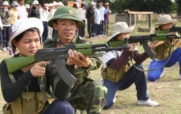 Comisión de Defensa y Seguridad del Parlamento vietnamita verifica la legislación