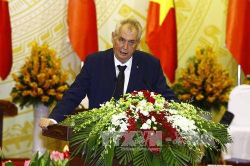 Prensa checa informa ampliamente de la visita de su presidente a Vietnam