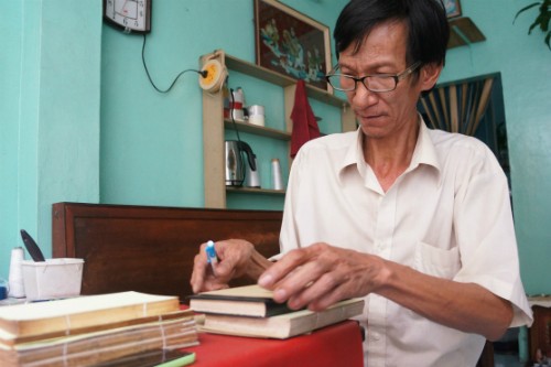 Vo Van Rang y su pasión por la encuadernación de libros antiguos