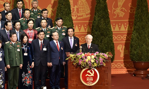 Ciudadanos vietnamitas muestran su entusiasmo ante el éxito del XIII Congreso del Partido