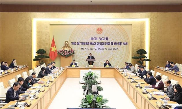 El primer ministro vietnamita orienta el desarrollo integral, verde y sostenible del sector turístico