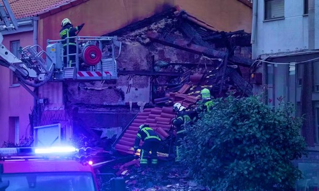 Una explosión derrumba un mini edificio de apartamentos en España