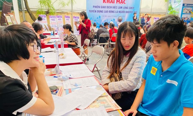 Vietnam prioriza creación de empleo para personas con discapacidad 