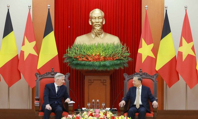 Máximo líder político de Vietnam recibe al Rey de Bélgica 