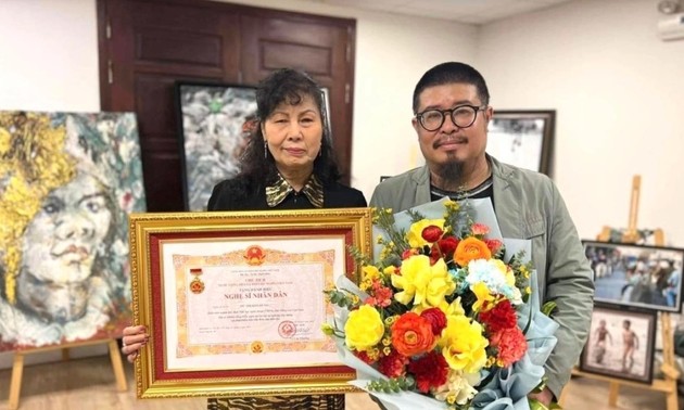 Artista del pueblo Kim Dung: Recitadora de poesía dorada de las emisiones artísticas de VOV