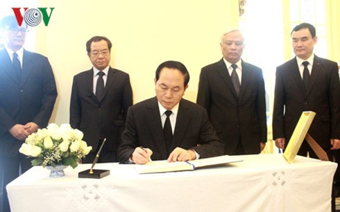 ผู้นำเวียดนามเข้าร่วมพิธีถวายอาลัยพระบาทสมเด็จพระเจ้าอยู่หัวในพระบรมโกศ