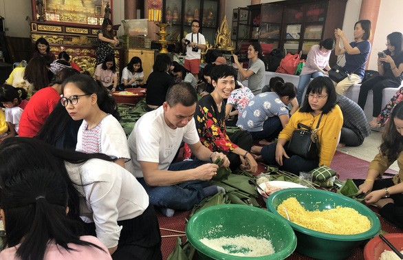 ชาวเวียดนามและนักศึกษาเวียดนามในกรุงเทพฯ ประเทศไทย ร่วมกันห่อขนมข้าวต้มมัดใหญ่เพื่อฉลองตรุษเต๊ตปีกุน 2019