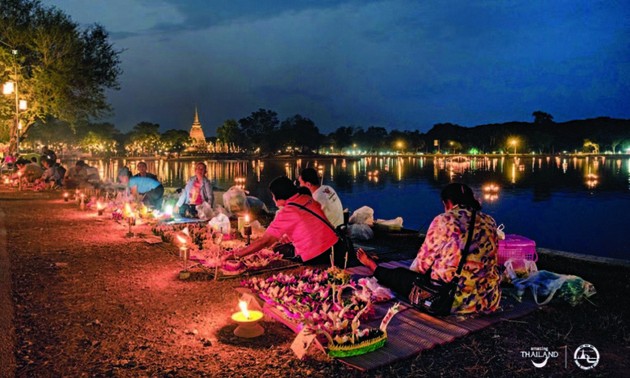 สุขสันต์วันลอยกระทง ขอให้มีแต่ความสุขสมหวัง