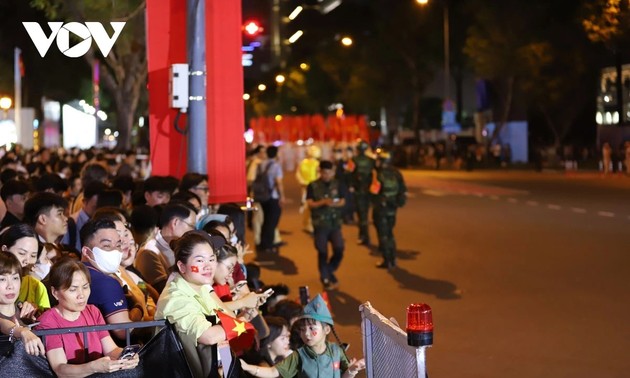 การฝึกซ้อมครั้งแรกของกองกำลังที่เข้าร่วมขบวนพาเหรด 50 ปีแห่งการรวมประเทศเป็นเอกภาพ