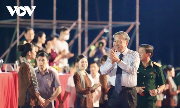 รายการศิลปะ “ประเทศแห่งความสุข” ในโอกาสรำลึกครบรอบ 50 ปีการรวมประเทศเป็นเอกภาพ