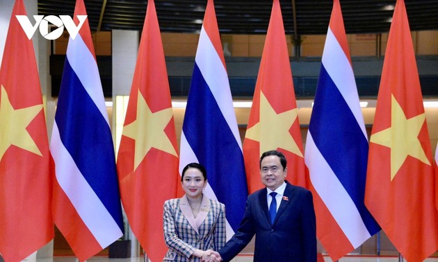 ประธานสภาแห่งชาติ เจิ่นแทงเหมิน พบปะกับนายกรัฐมนตรีไทย