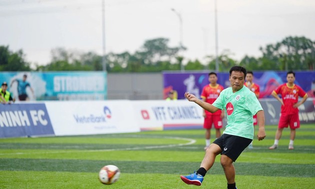 ดัสกร ทองเหลา อดีตนักฟุตบอลชื่อดังของไทยกลับมาเล่นฟุตบอลในการแข่งขัน “Vietnam-Thailand Press Super Cup 2025” ที่เวียดนาม แสดงความรู้สึกเหมือนกลับบ้าน