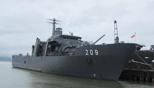 Singapore naval vessel visits Da Nang