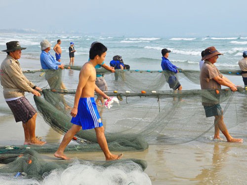 Da Nang: gifts presented to ship owners and fishermen