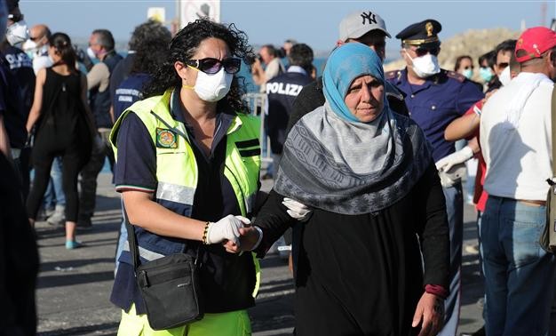 Italian navy rescues thousands of boat migrants