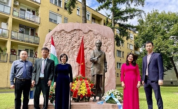 Vietnam, President Ho Chi Minh are symbols of peace, independence, freedom in Hungary