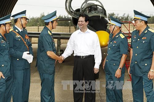 Premierminister Dung besucht des Regiments der Luftstreitskräfte Nummer 910