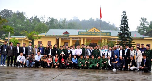 Eine Delegation der im Ausland lebenden Vietnamesen besucht die Gedenkstätte Pac Bo