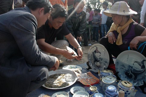 Besuch auf dem Vieng-Markt, um für Glück zu beten