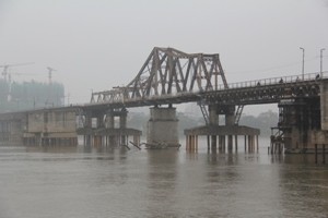 Long Bien-Brücke durch alte französische Dokumente