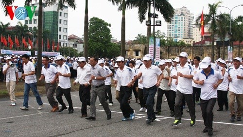 Start des Laufwettbewerbs der Zeitung „Ha Noi Moi“