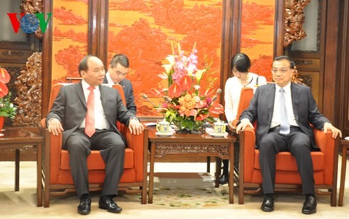 Vizepremierminister Nguyen Xuan Phuc trifft den chinesischen Premierminister Li Keqiang