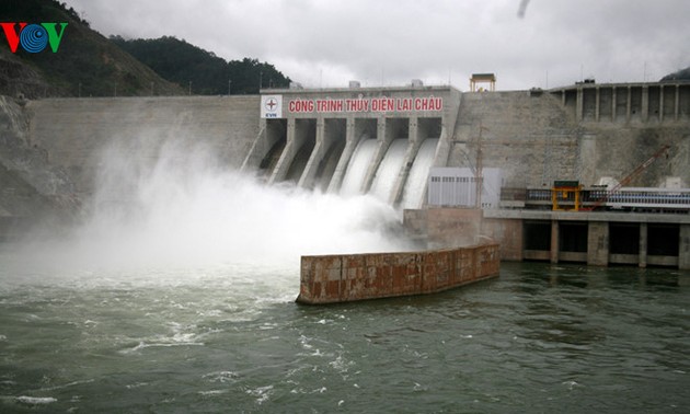 Premierminister bei der Inbetriebnahme des Generators Nr. 1 des Wasserkraftwerks Lai Chau