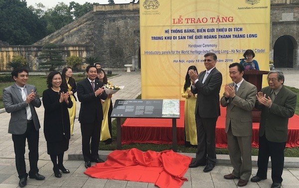 Australische Botschaft schenkt der Thang Long-Zitadelle Vorstellungsschilder