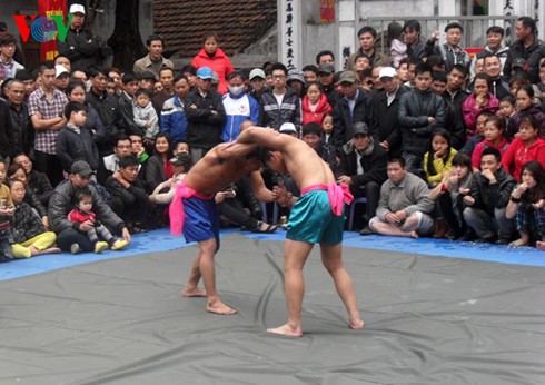 Ringkampf im Dorf Mai Dong im Frühling 