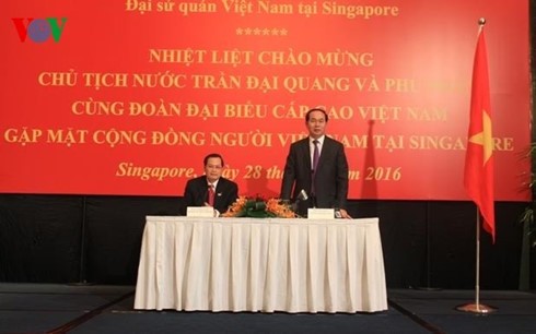 Staatspräsident Tran Dai Quang besucht vietnamesische Botschaft in Singapur