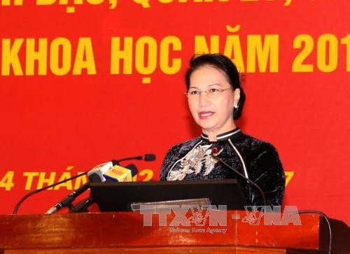 Parlamentspräsidentin Nguyen Thi Kim Ngan trifft Dozenten der Nationalen Politikakademie Ho Chi Minh