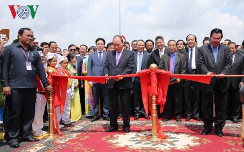 Einweihung der Brücke zwischen Provinzen Vietnams und Kambodschas