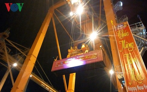 Der Hafen Hai Phong begrüßt die ersten Waren im Neujahr