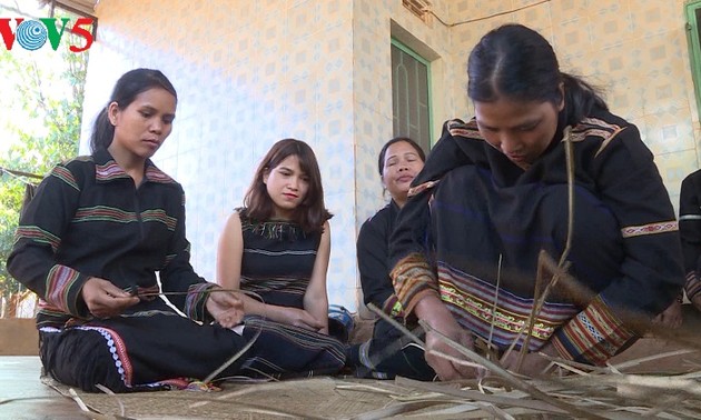 Gia Lai: Jarai-Volksgruppe bewahrt die traditionelle Art der Mattenherstellung